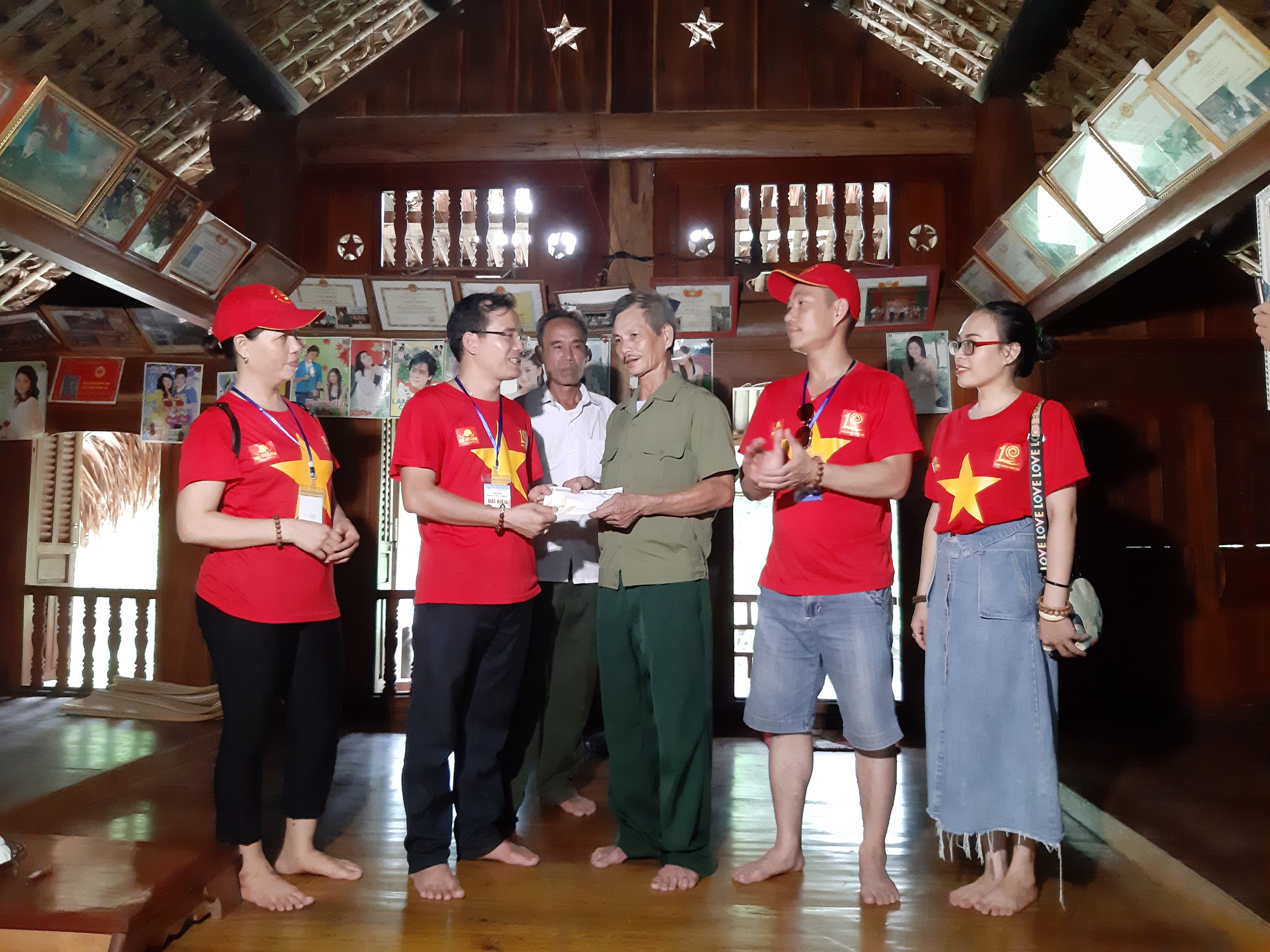 Các thành viên CLB UNESCO Hà Nội thăm và trao quà cho gia đình thương binh, liệt sĩ có hoàn cảnh khó khăn tại huyện Lâm Bình (Tuyên Quang)